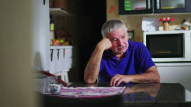 Mutfak masasında düşünceli yaşlı bir adam sorunlarla uğraşıyor. Yaşlı bir insanın zorluklar ve yalnızlık çektiği samimi bir ev hayatı yaşıyor.
