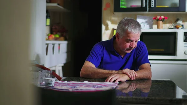 Hombre Mayor Preocupado Mesa Cocina Rumiando Problemas Escena Doméstica Franca —  Fotos de Stock