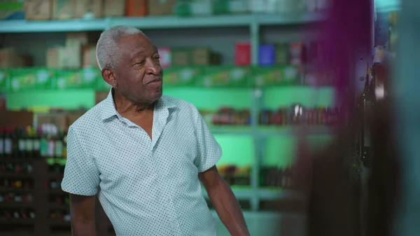 Ένας Μαύρος Τελειόφοιτος Ψωνίζει Ποτά Στο Σούπερ Μάρκετ Αφροαμερικάνος Ηλικιωμένος — Φωτογραφία Αρχείου