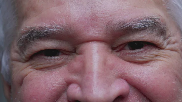 Yetişkin Bir Adamın Gülümseyişiyle Yakından Makro Çekim Yaşlarda Kırışıklıkları Yoğun — Stok fotoğraf