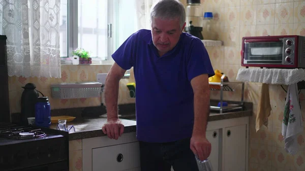 Eenzame Oudere Man Staat Bij Gootsteen Eenzaamheid Thuis Met Ziekelijk — Stockfoto