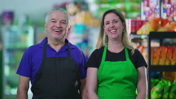 Retrato Dois Funcionários Felizes Negócio Supermercado Com Expressões Sorridentes Gerente — Fotografia de Stock