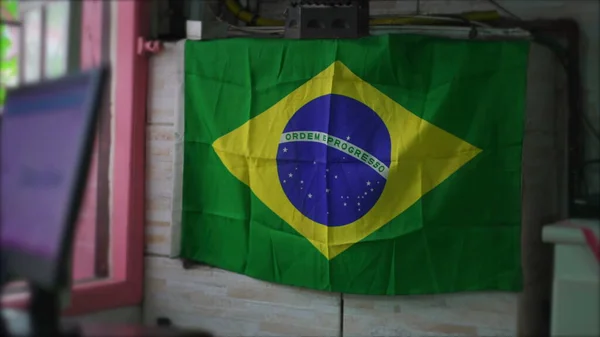 Orgulho Nacional Exibição Bandeira Brasileira Por Janela Brasil — Fotografia de Stock