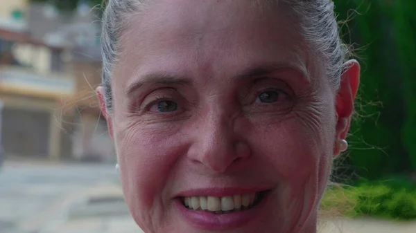 一位50多岁的快乐的巴西成熟女人微笑着面对站在街上的摄像机 紧闭着一张巨幅特写的脸 — 图库照片