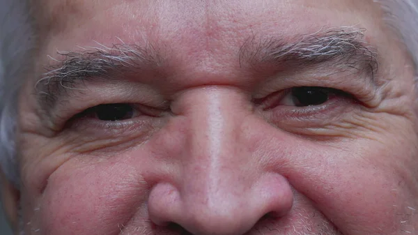Yetişkin Bir Adamın Gülümseyişiyle Yakından Makro Çekim Yaşlarda Kırışıklıkları Yoğun — Stok fotoğraf