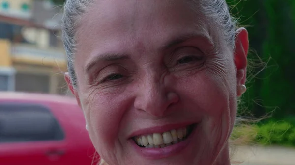 Een Vrolijke Braziliaanse Volwassen Vrouw Vijftig Glimlachend Camera Buiten Straat — Stockfoto