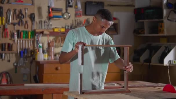 Jovem Aprendiz Negro Trabalhando Oficina Carpintaria Artesanato Trabalho Ocupação Construção — Vídeo de Stock