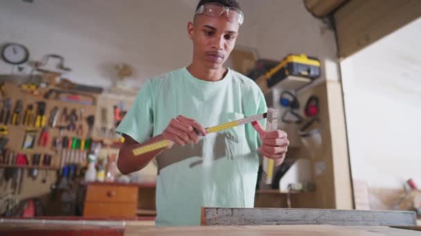 Jovem Estudante Carpintaria Preta Medindo Madeira Preparando Para Usar Máquina — Vídeo de Stock