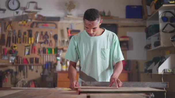 Ein Konzentrierter Junger Schwarzer Brasilianischer Tischler Der Einem Werkstattjob Beschäftigt — Stockvideo