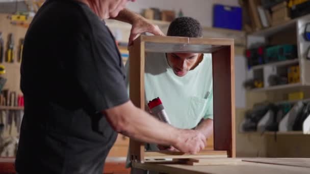 Carpinteiros Seniores Júnior Trabalho Jovem Aprendiz Mentor Colaborando Oficina Carpintaria — Vídeo de Stock