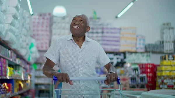Один Счастливый Черный Бразилец Толкает Тележку Продуктовом Магазине Афроамериканский Потребитель — стоковое фото