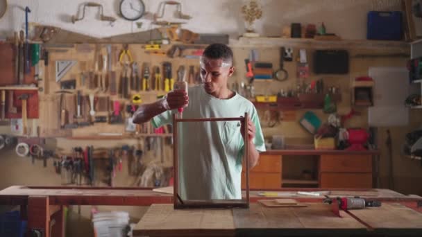 Один Молодой Черный Плотник Занимающийся Плотничеством Рабочем Месте Накладывает Клей — стоковое видео