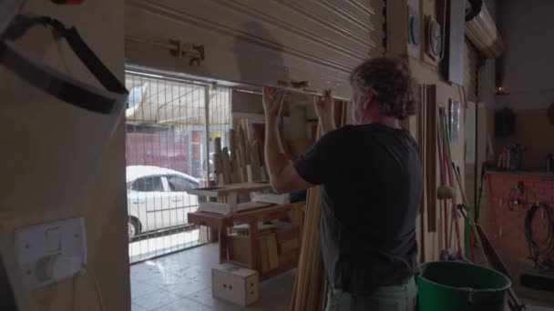 Bedrijfseigenaar Sluit Winkel Schuift Garage Naar Beneden Lokale Winkel Sluit — Stockvideo