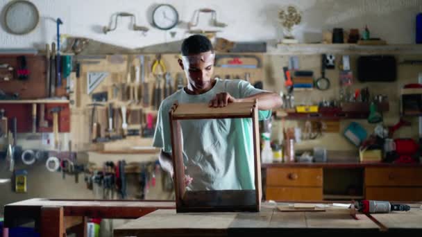Jovem Carpinteiro Brasileiro Negro Engajado Com Trabalho Construção Mobiliário Artesanal — Vídeo de Stock