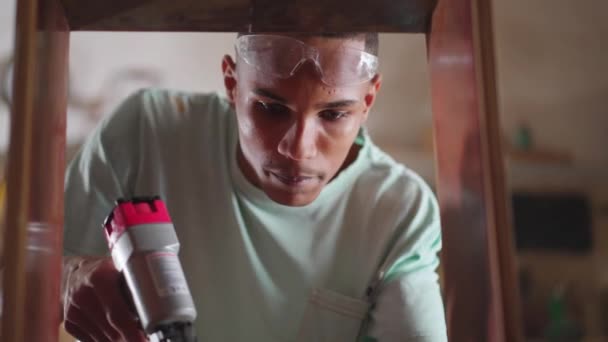 车间使用钻井机集中木工车间的一名年轻黑人员工 — 图库视频影像