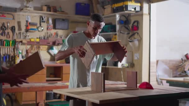 Jovem Aprendiz Carpinteiro Trabalhar Ramo Madeira Brasileiro Negro Engajado Com — Vídeo de Stock