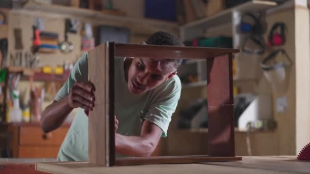 Один Молодой Черный Плотник Работающий Столярной Мастерской Строит Мебель Концентрированный — стоковое видео