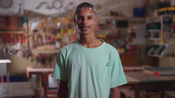 Atölyede Duran Atölyede Gülümseyen Brezilyalı Genç Bir Marangozun Portresi Yerel — Stok video