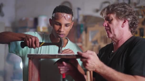 Mestre Carpinteiro Orientando Jovem Aprendiz Fazer Marcenaria Oficina Carpintaria Homem — Vídeo de Stock