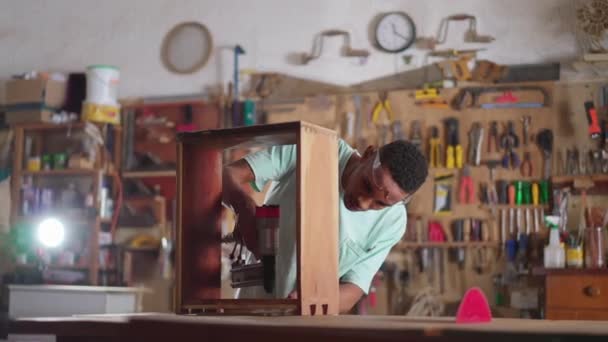Carpintero Negro Concentrado Usando Equipo Perforación Taller Carpintería — Vídeos de Stock