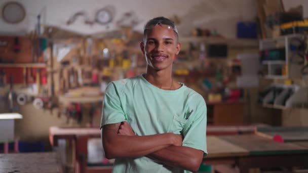 Portret Van Een Vrolijke Braziliaanse Timmerman Glimlachend Naar Camera Met — Stockvideo