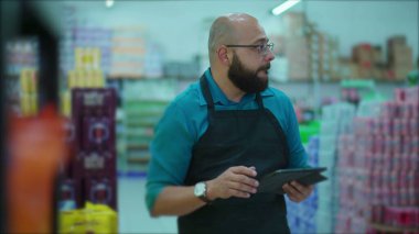Tablet 'te Önlük Tarama Envanteriyle Erkek Market Çalışanı