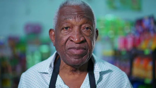 Ένας Ηλικιωμένος Μαύρος Υπάλληλος Σούπερ Μάρκετ Που Στέκεται Μέσα Σούπερ — Φωτογραφία Αρχείου