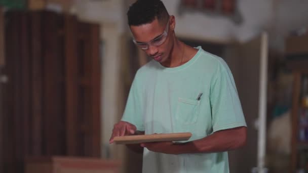 Один Молодой Чернокожий Бразильский Плотник Работает Столярной Мастерской Обрезает Кусок — стоковое видео