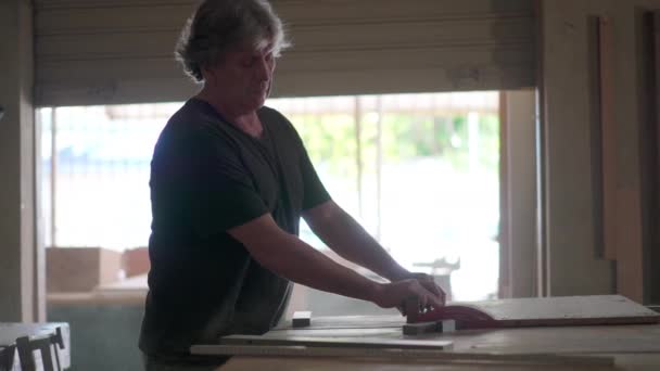 Usta Marangoz Atölyede Çalışıyor Kıdemli Adam Kesme Makinesiyle Odun Buduyor — Stok video