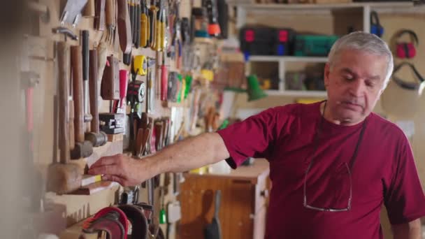 Старший Человек Организует Инструменты Висящие Стене Мастерской Столярной Мастерской — стоковое видео