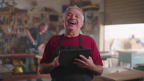 Sorrindo Carpinteiro Sênior Recebendo Pedidos Line Tablet Oficina — Vídeo de Stock