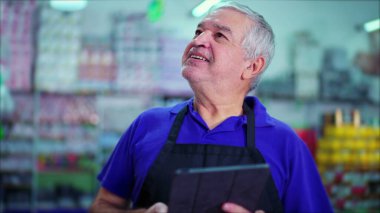 Süpermarket rafındaki ürün envanterini denetlemek için Tablet Aygıtı kullanan Mutlu Beyaz Erkek Market Kıdemli Müdürü