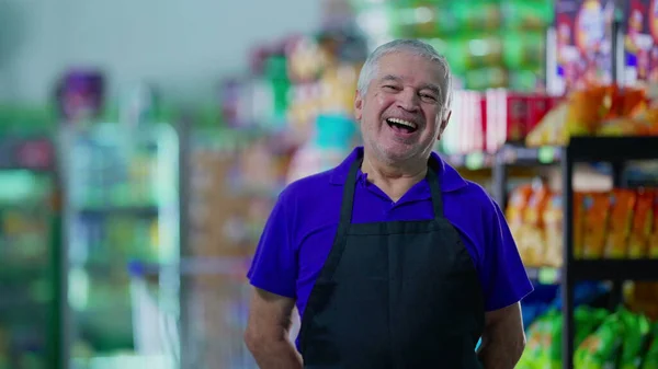 スーパー内で笑顔で笑顔で笑顔で働く先輩社員 地元企業の先輩社員 職業概念 — ストック写真