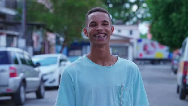 Een Gelukkige Jonge Zwarte Braziliaanse Man Die Straat Staat Lacht — Stockvideo