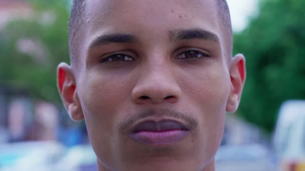 Joven Negro Serio Mirando Cámara Con Expresión Enojo Severo Retrato — Vídeo de stock