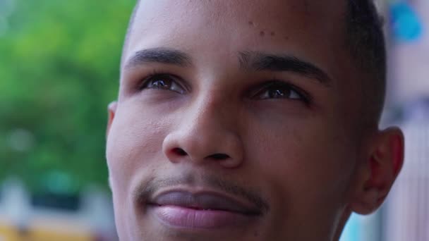 Ein Schwarzer Junger Mann Aus Brasilien Blickt Mit Hoffnung Und — Stockvideo