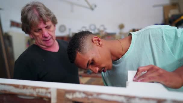 Молодые Мастера Плотники Занимаются Работой Столярной Мастерской Старший Опытный Плотник — стоковое видео