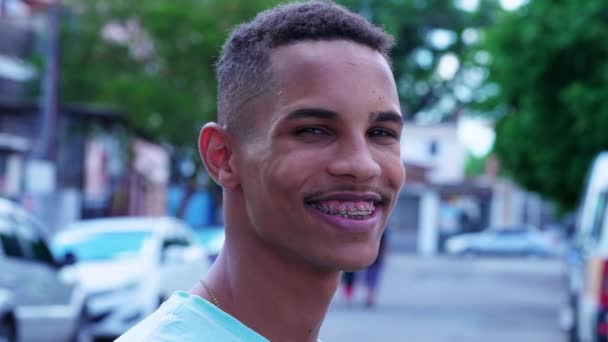 Один Счастливый Уверенный Черный Бразилец Улыбается Камеру Стоя Фоне Городской — стоковое видео