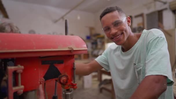 Портрет Радостного Бразильского Рабочего Стоящего Рядом Промышленной Машиной Дружелюбной Улыбкой — стоковое видео