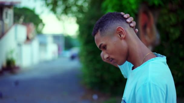 Один Вдумливий Чорношкірий Бразильський Чоловік Йде Розпачливе Рішення Вулиці Споглядання — стокове відео