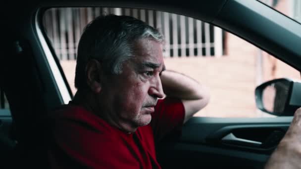 Älterer Mann Leidet Unter Emotionalen Schmerzen Auto Das Auf Der — Stockvideo