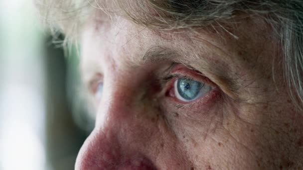 Makro Detailní Záběr Přemýšlivého Staršího Muže Modrýma Očima Zírajícíma Prázdným — Stock video