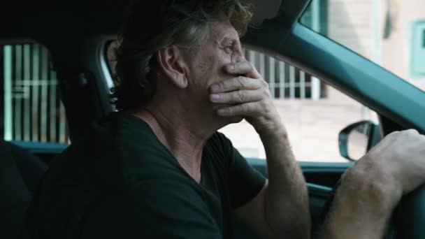 ストレスの時期にストリートグリッピング車のステアリングホイールに駐車中に意思決定を熟考する年齢の1人の男性 熟練ペンシルベニアの高齢者 — ストック動画