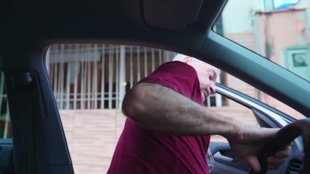 高齢者が車に入ってドアを閉める 古い年齢で車の輸送を運転する準備をしている上級白人のインテリアビュー — ストック動画