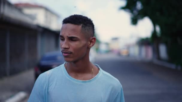 Ένας Σίγουρος Νεαρός Μαύρος Περπατάει Μπροστά Στο Δρόμο Κοντινό Πλάνο — Αρχείο Βίντεο