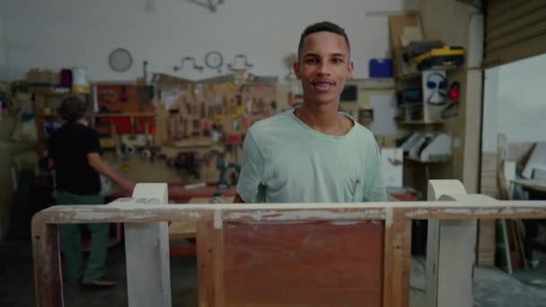 一个快乐的巴西黑人雇员的肖像木匠作坊 当地小企业的职业 年轻的学徒微笑着看着相机 — 图库视频影像
