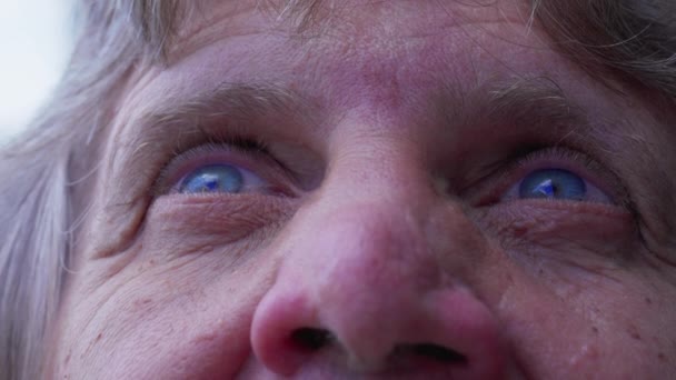 Esperanzado Hombre Mayor Con Ojos Azules Mirando Cielo Con Devoción — Vídeos de Stock
