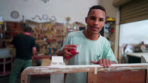 Портрет Радісного Бразильського Працівника Місцевого Бізнесу Який Посміхається Камеру Стоїть — стокове відео