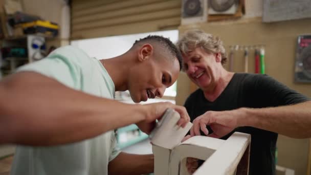 Carpinteiro Experiente Jovem Aprendiz Envolvido Polimento Madeira Workshop Local Carpintaria — Vídeo de Stock