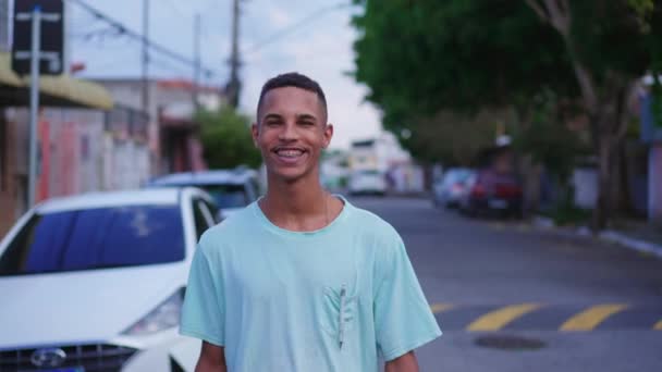 Радостный Молодой Бразилец Идущий Вперед Городской Улице Портрет Уверенности — стоковое видео